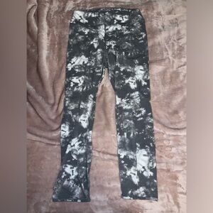 So patterned capris, size small, grey and white